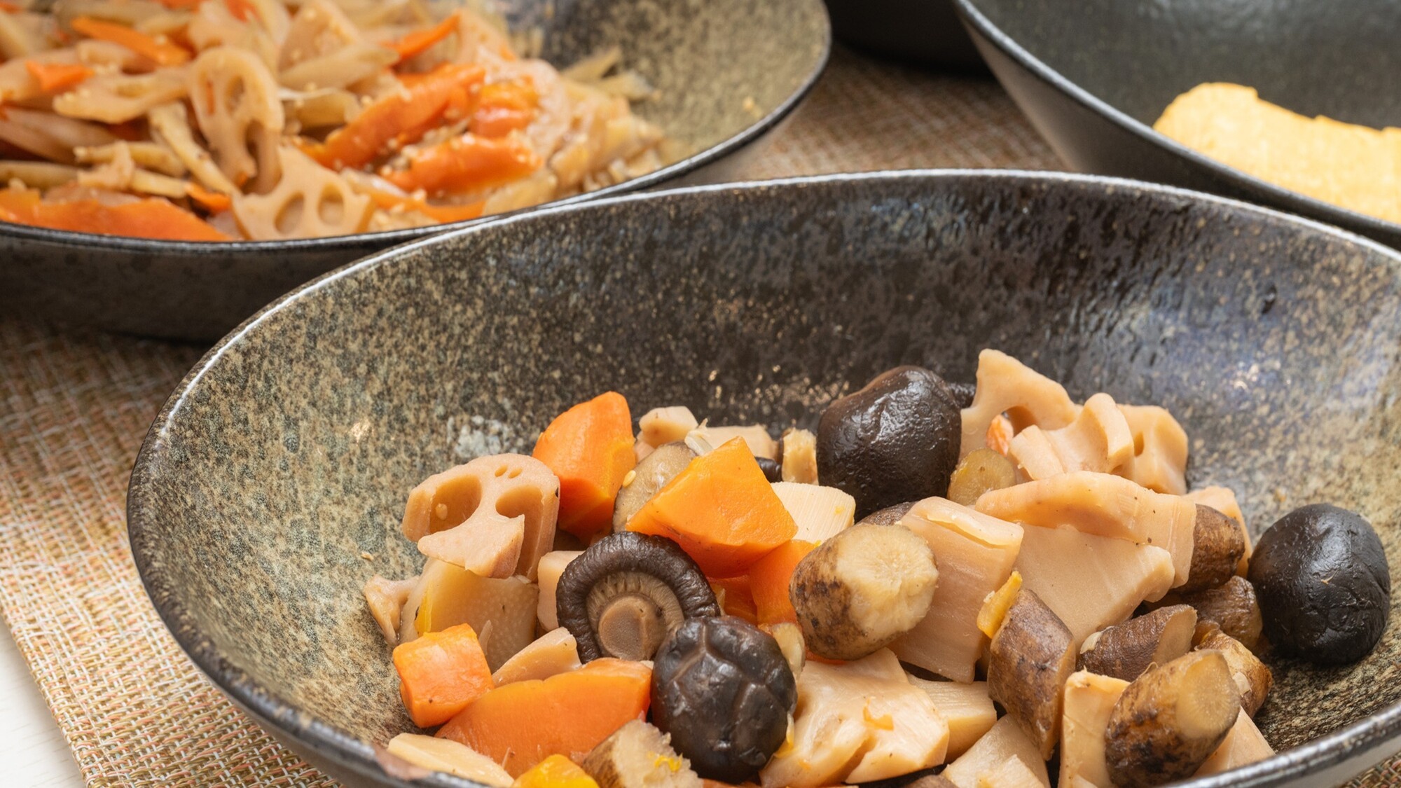 栄養満点で具だくさんの炊き合わせも用意しております