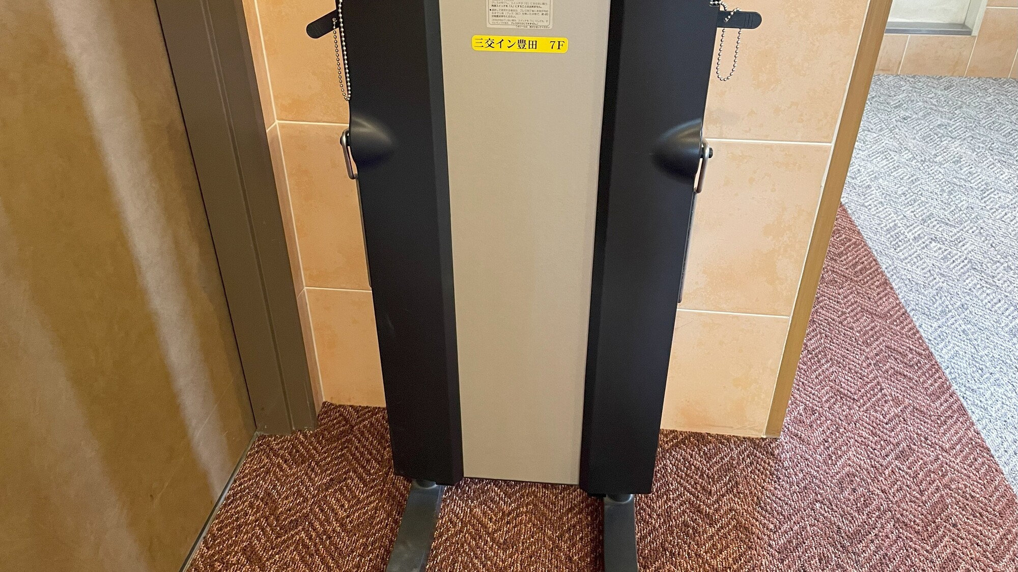 ズボンプレッサーは各階に用意しております。