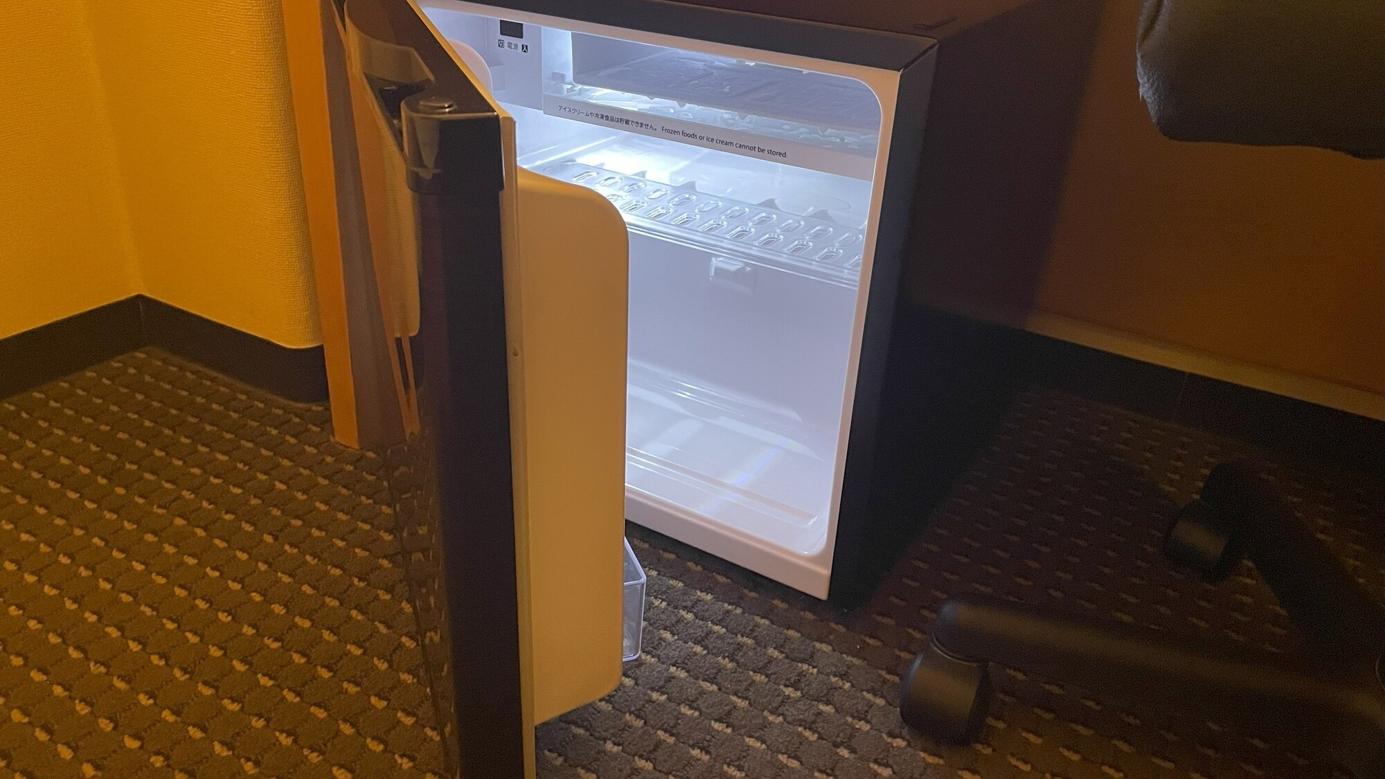 空の冷蔵庫に用意した飲み物などを自由に入れれます