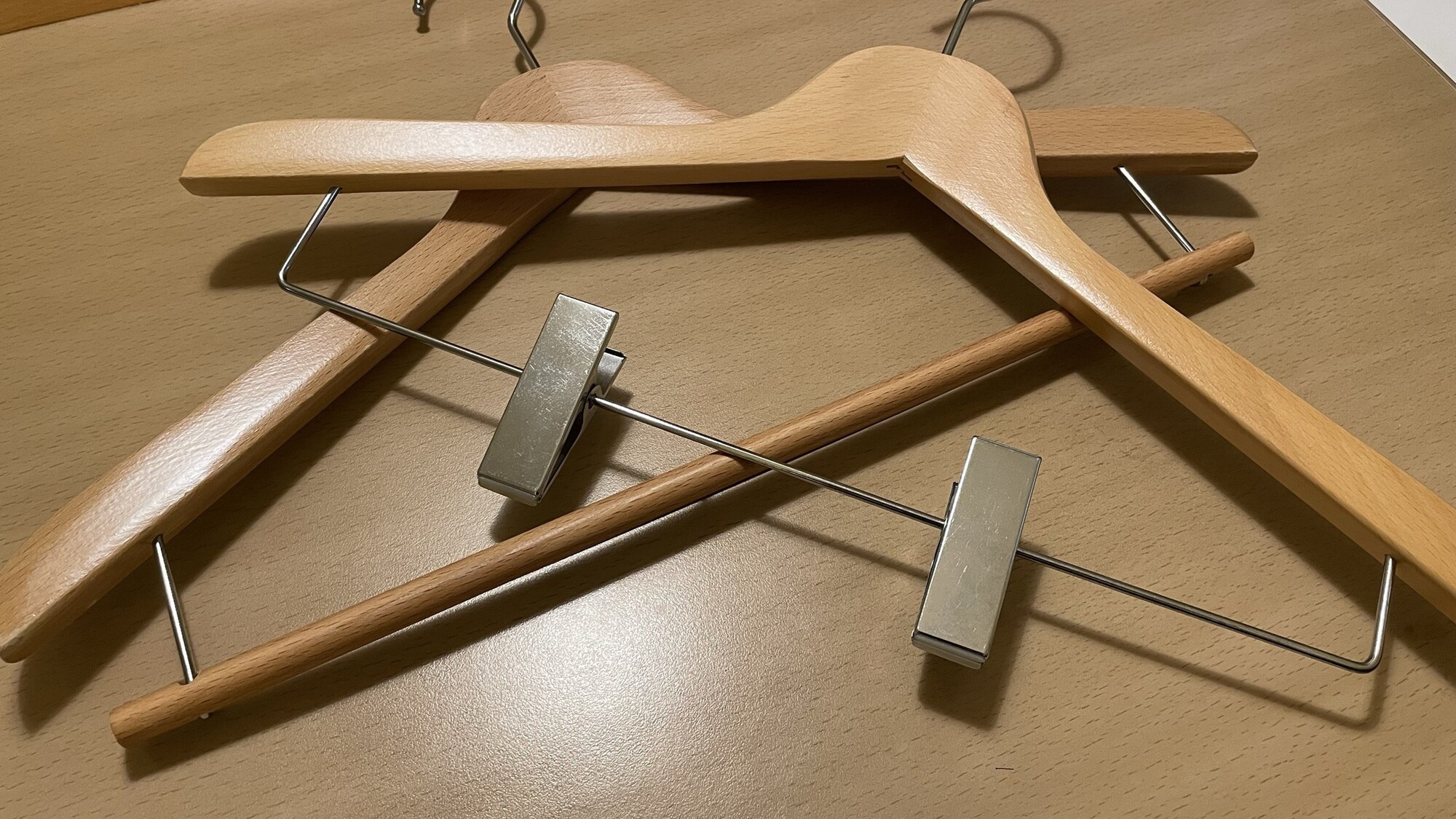 ハンガーは通常のものと挟むタイプの２種類を用意