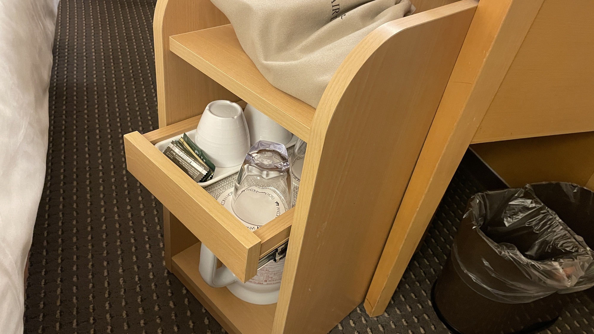 デスク下キャビネットにはケトル、お茶、ドライヤーが用意しております。