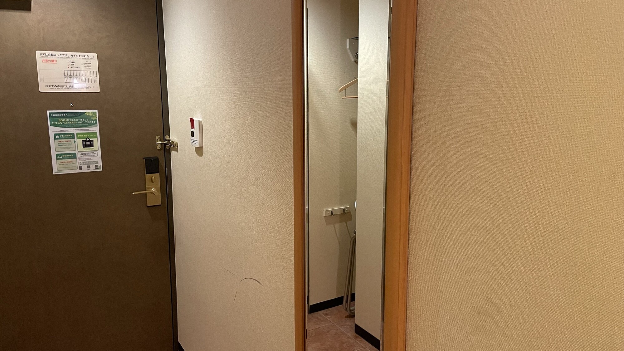 客室用大きなカガミ