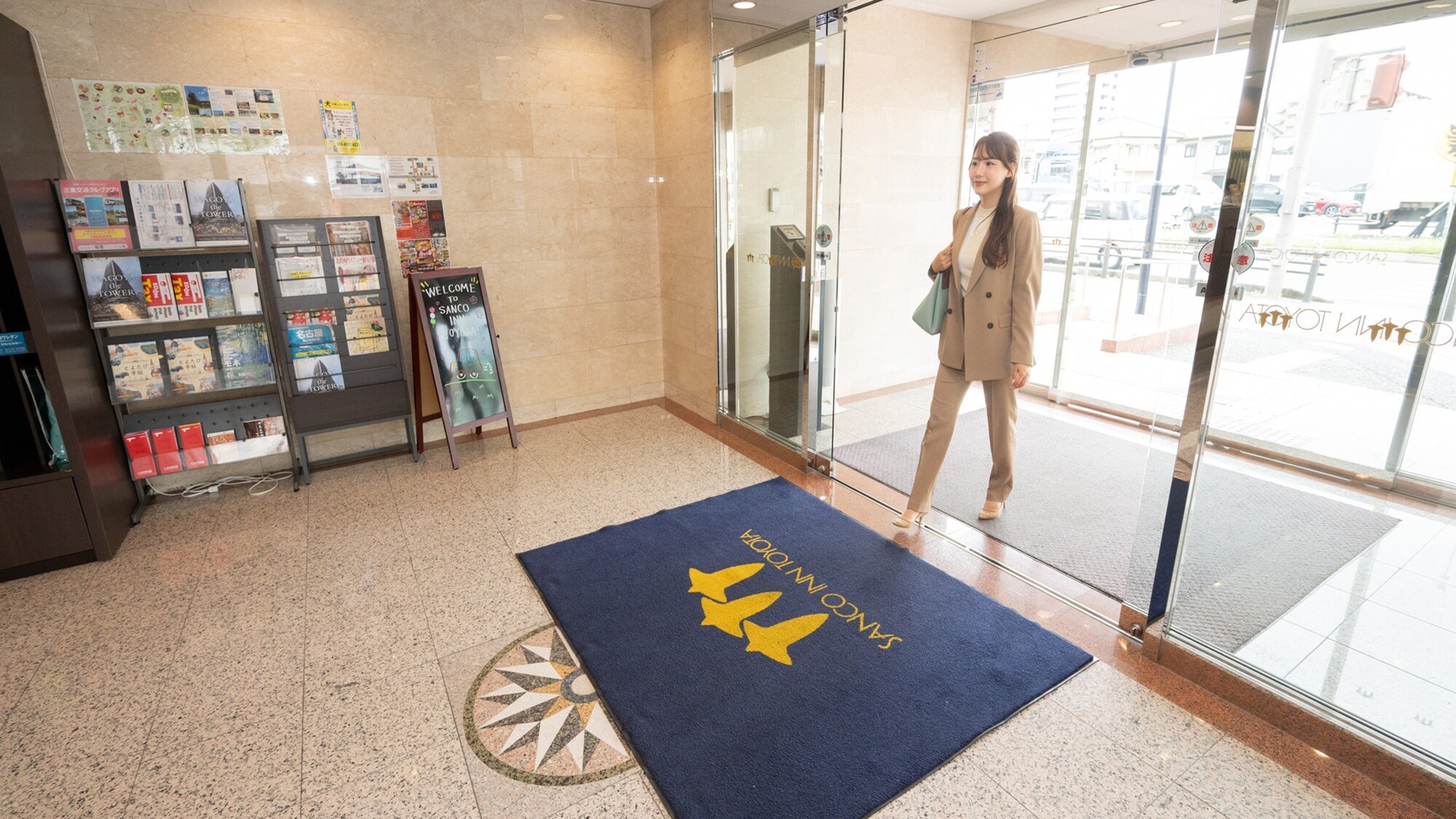 明るいロビーは女性のお客様も安心いただけます