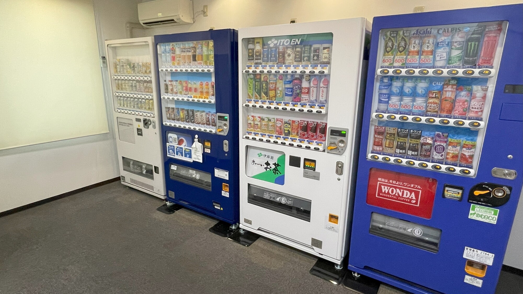 １Fの休憩処に自販機がございます。