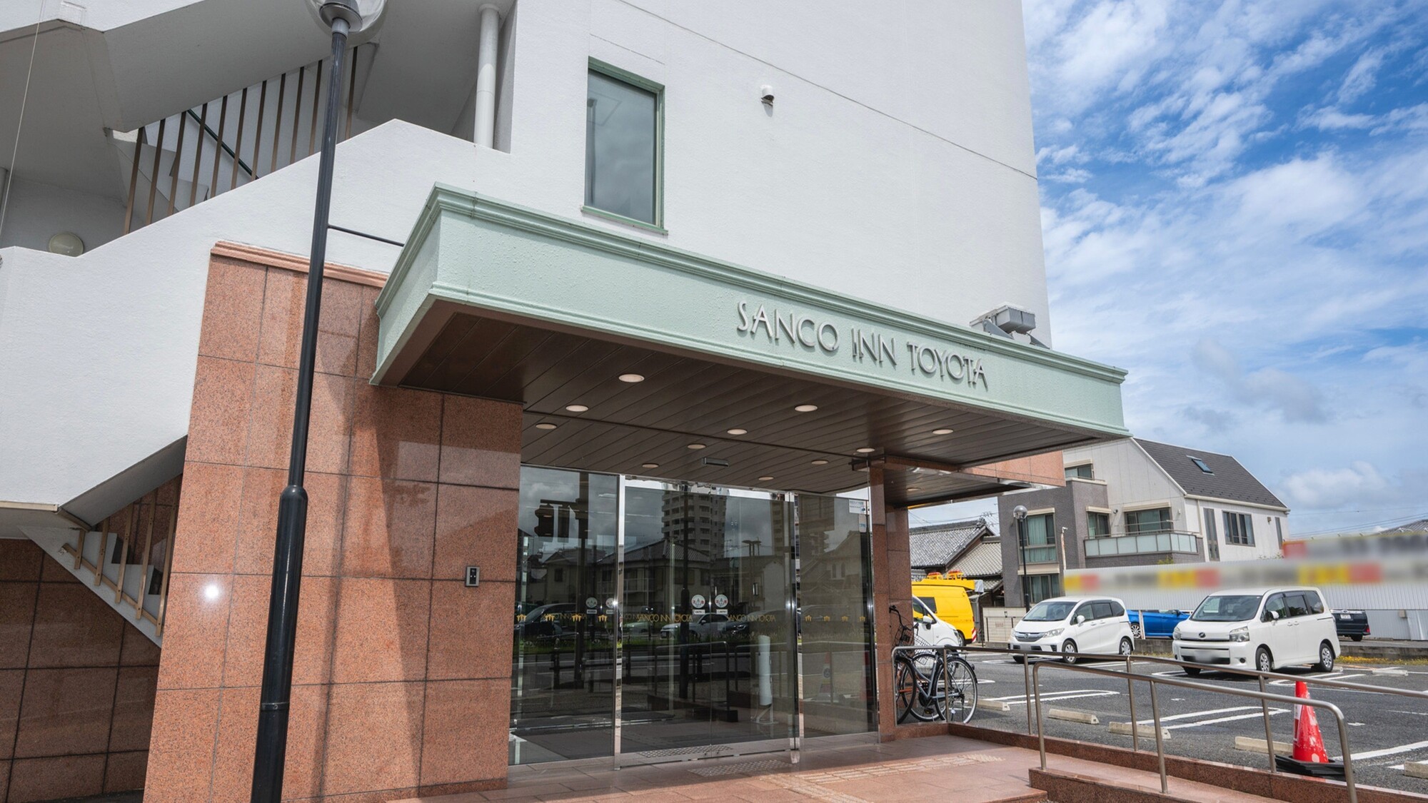 国道に面したエントランス