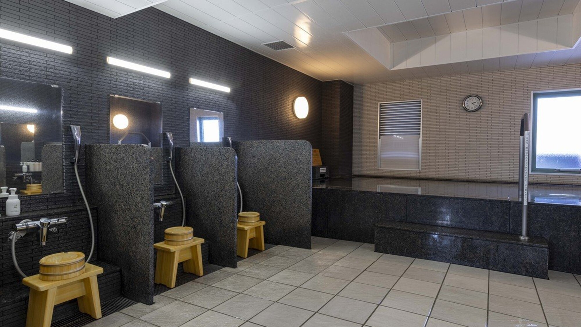 大浴場の洗い場は６か所あり、広々とした空間です