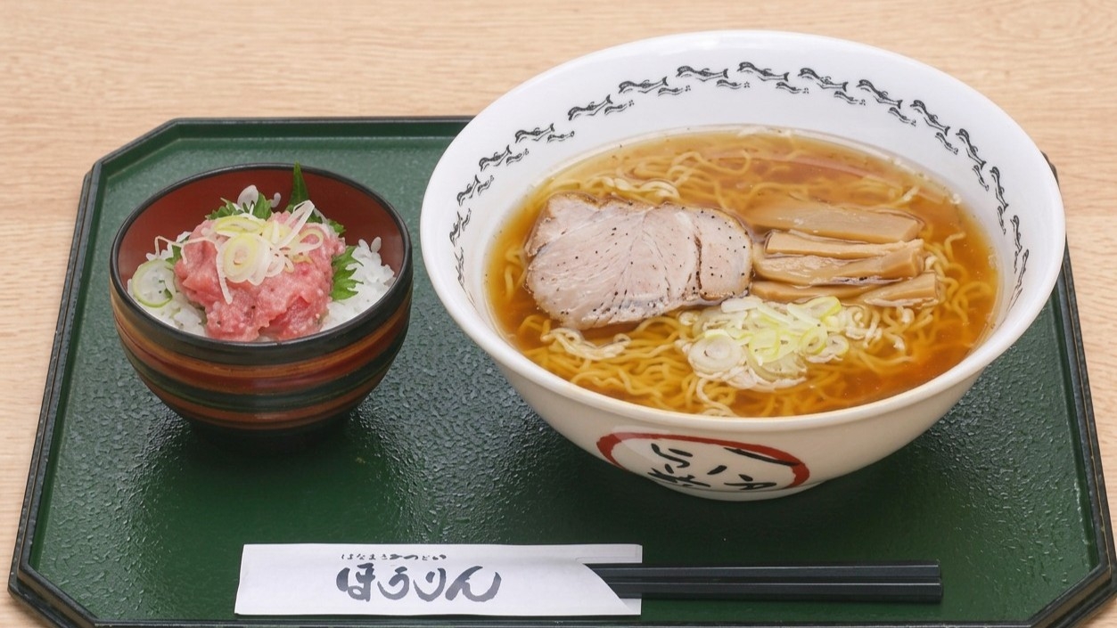 【夕朝食付｜八戸らーめん＆ミニネギトロ丼セット】館内レストランで青森・八戸の味覚を堪能