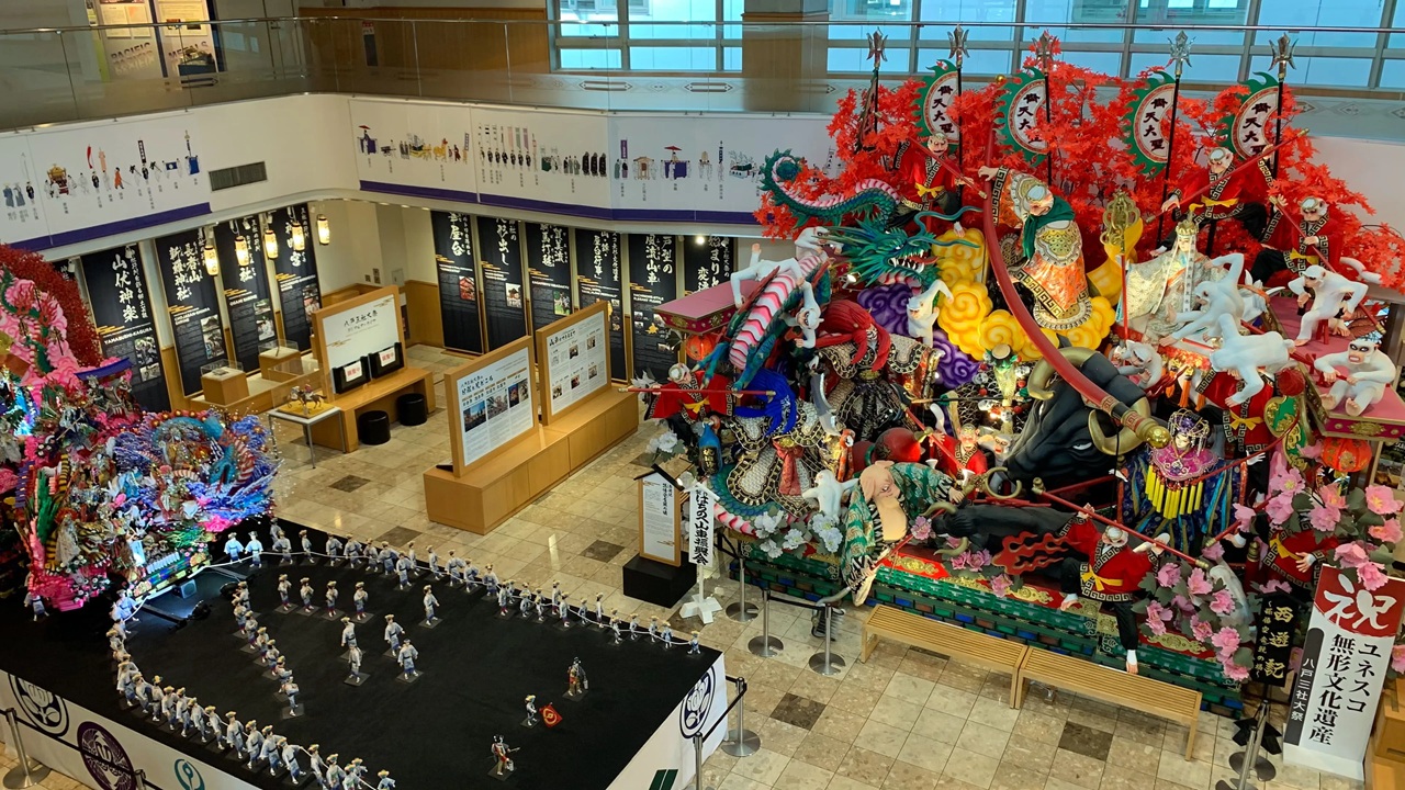 【ユートリー】八戸三社大祭の山車をメインホールに展示