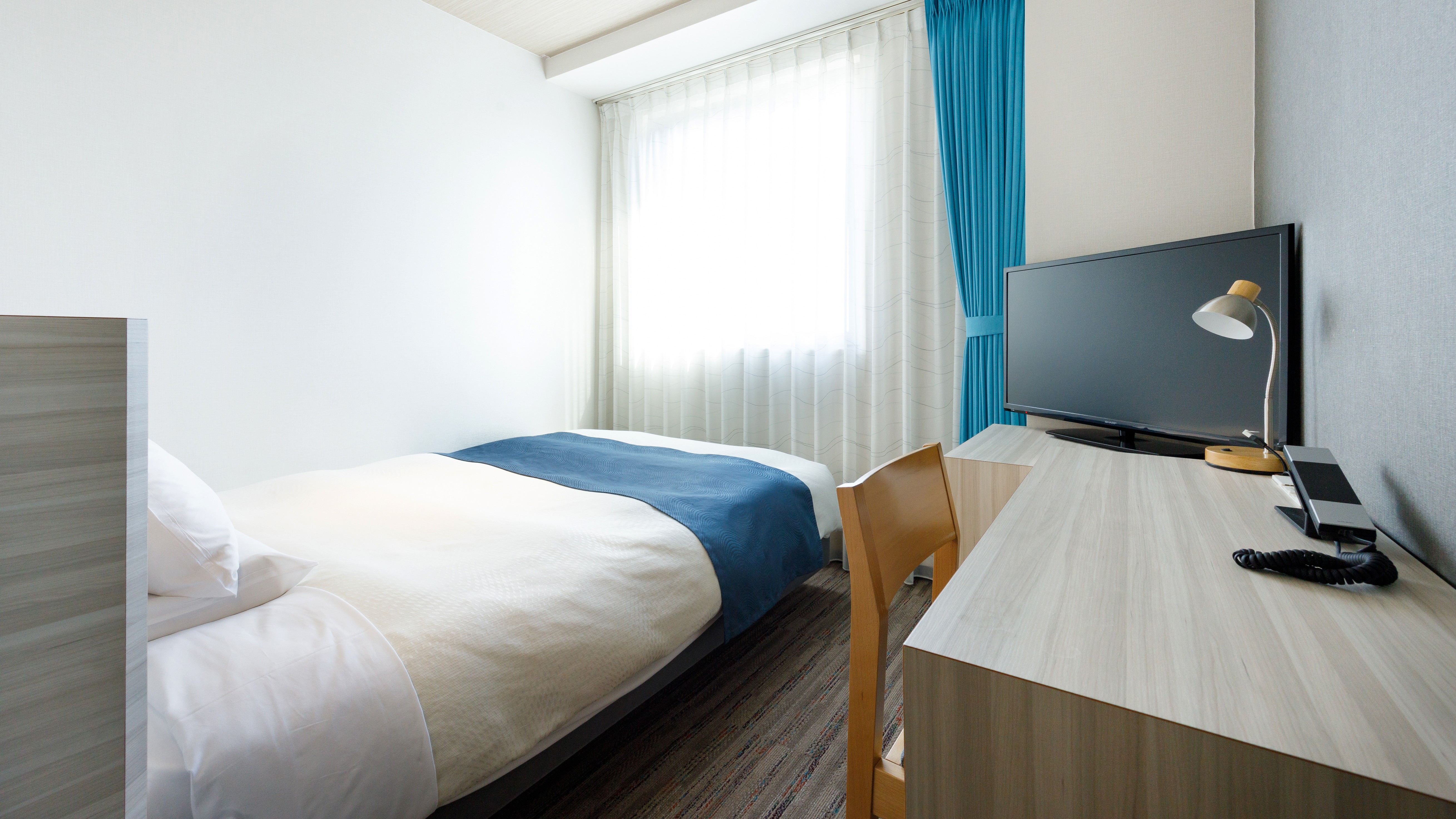 【シングルルーム　12平米　ダブルベッド幅140cm&times;1台】