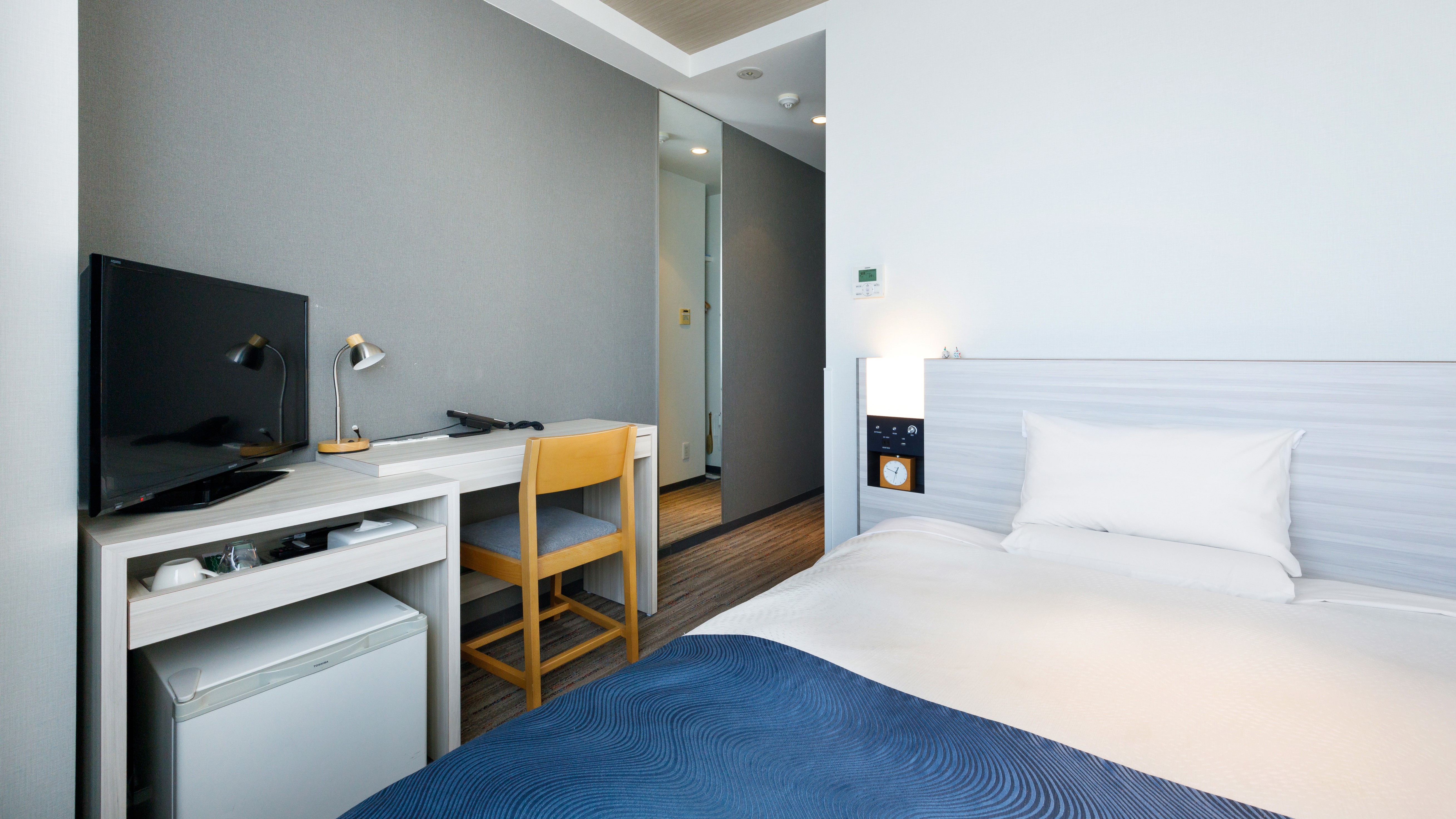 12㎡のシングルルームには、幅140cmのダブルベッドを1台設置し、ゆったり休める快適な空間です。ベッドには日本ベッド製造社製の高密度ポケットコイルマットレスを採用し、上質な寝心地を実現。明るく清涼感のある室内は観光やビジネスの疲れを癒す落ち着いた雰囲気で、全室無料Wi‑Fi対応のためオンライン利用も安心です。