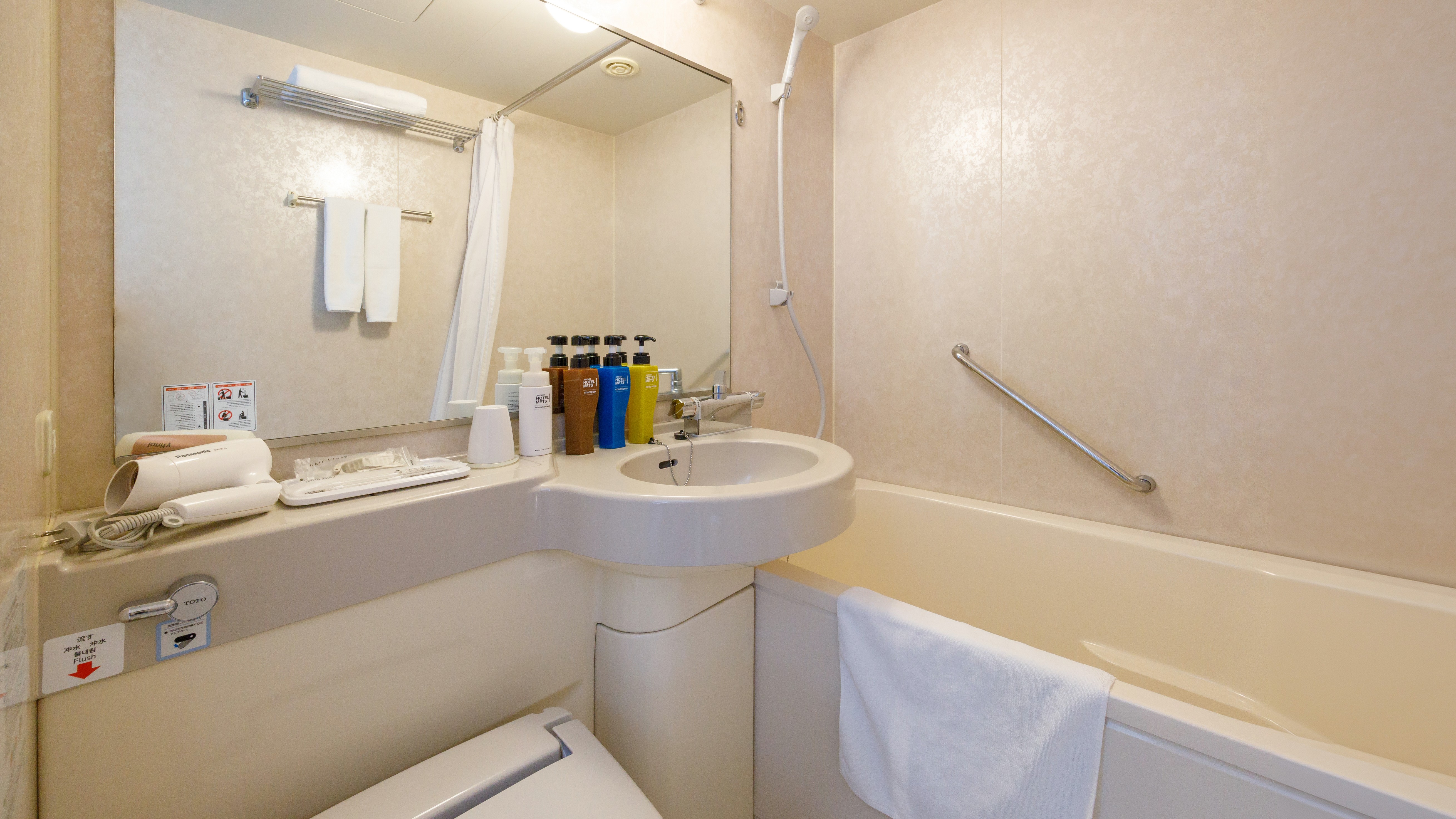 シャワーや無料バスアメニティ、ヘアドライヤーなど快適に使える設備が整っています。比較的広めのユニットバスでゆったり入浴できるのも魅力。さらにフロントでは無料入浴剤を用意しており、気分に合わせて選べる充実したリラックスタイムを楽しめます。
