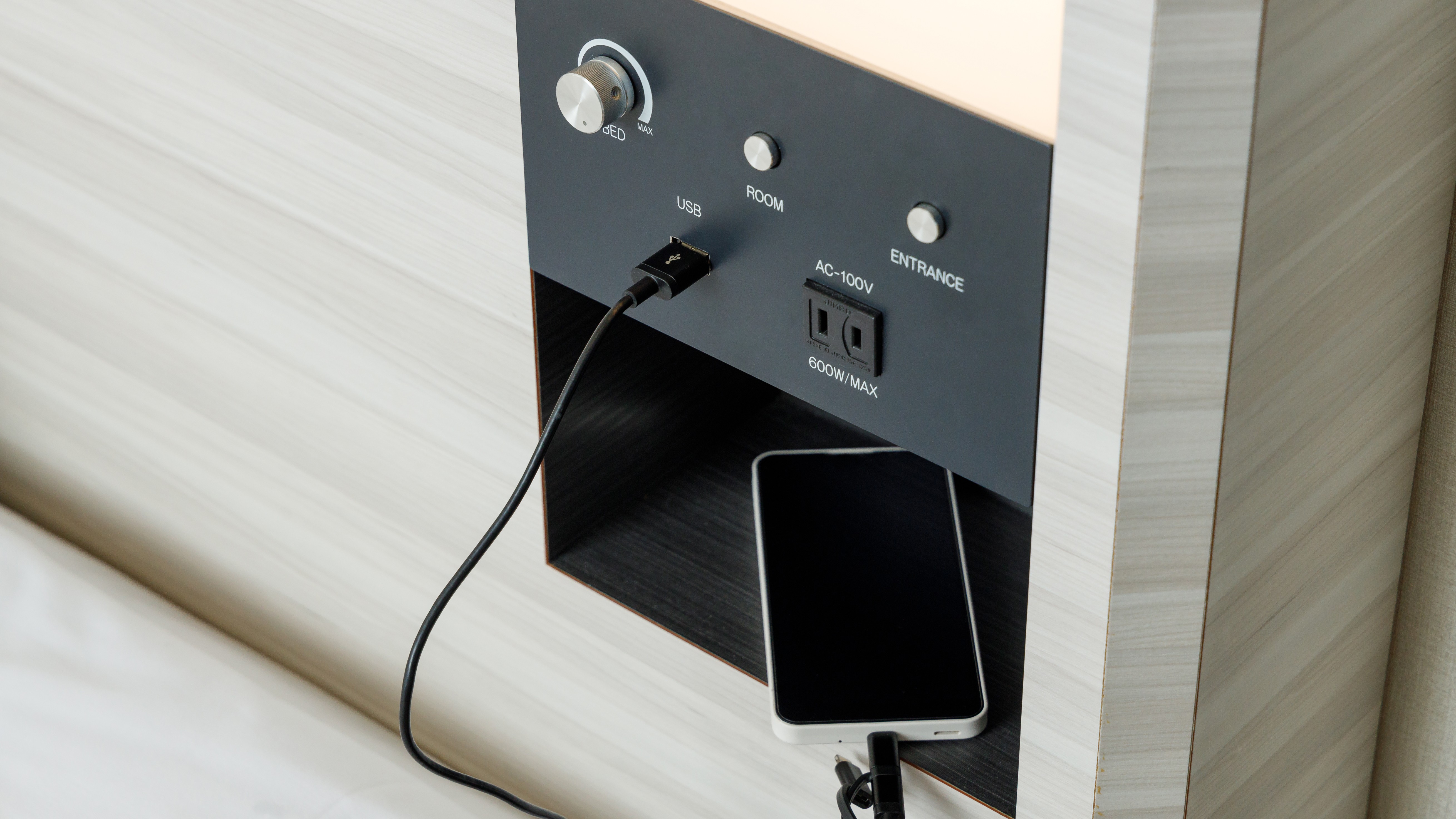 【便利な枕元設備】