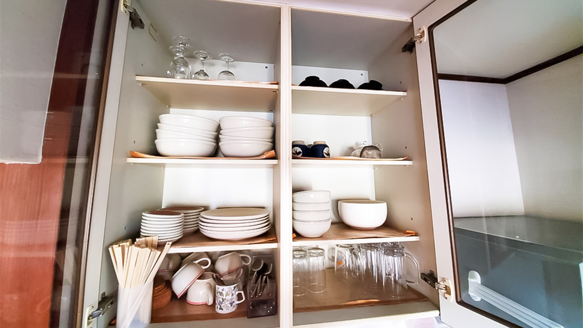 ・キッチン　食器棚にはお皿やお箸などをたくさん揃えております