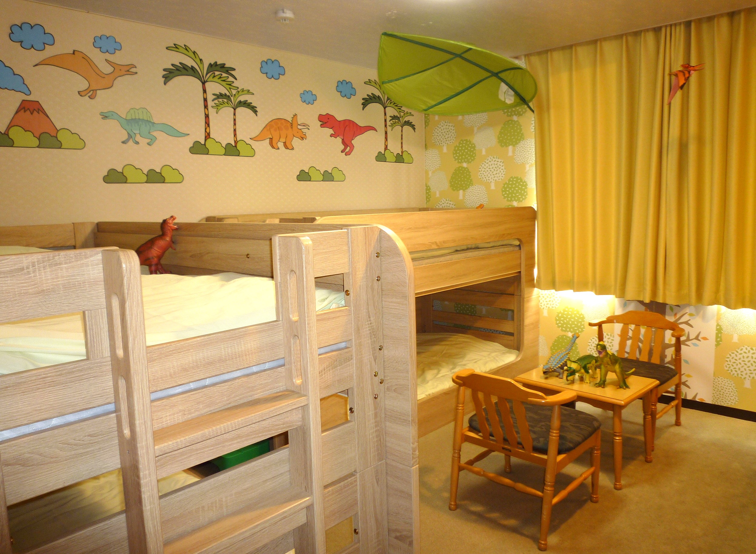 【二段ベッドで4人部屋の恐竜ルーム】