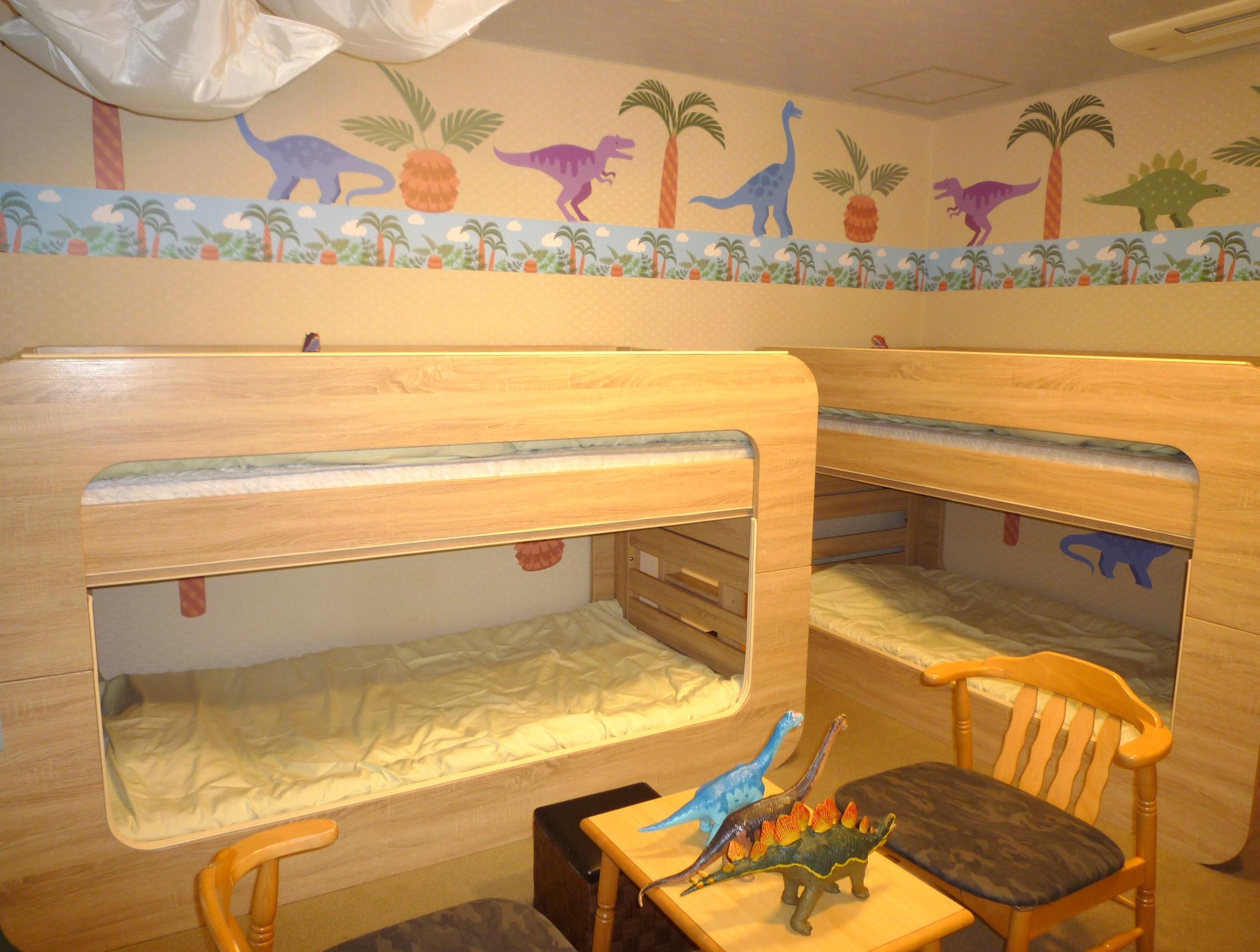 【二段ベッドで4人部屋の恐竜ルーム】