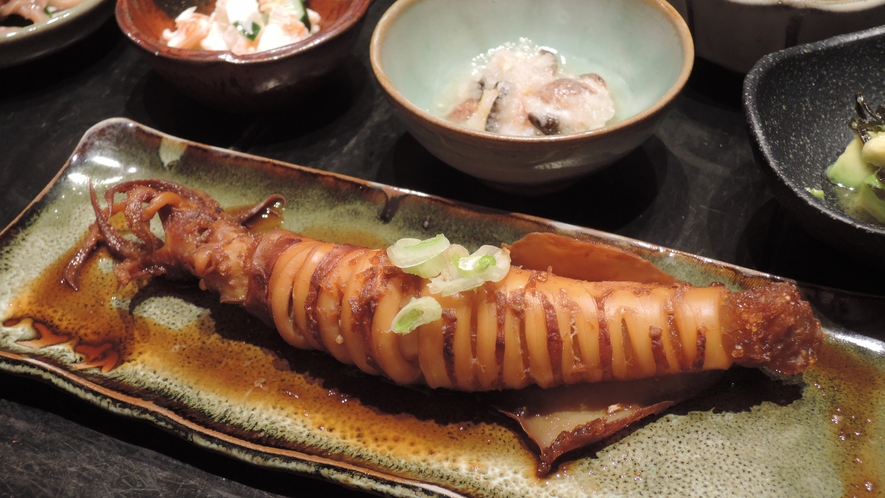 *【夕食一例】お皿は全部地元“須佐焼”のもの。料理の美味しさが引き立ちます！