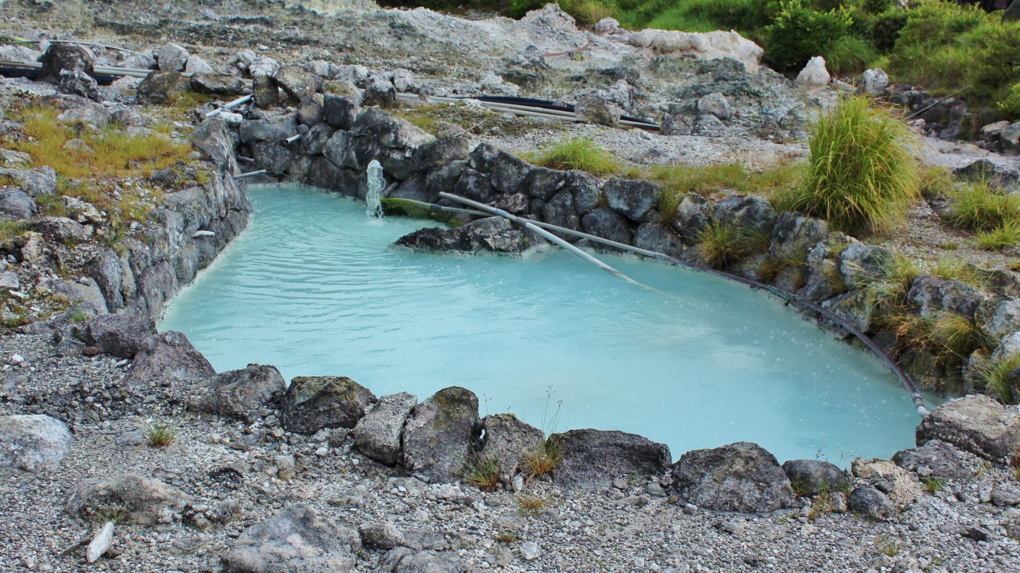 【雲仙地獄】吹き出す蒸気と熱気が辺り一面を覆い尽くす光景はまさに地獄です。当館より車で70分。