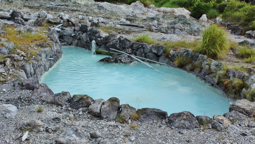 【雲仙地獄】吹き出す蒸気と熱気が辺り一面を覆い尽くす光景はまさに地獄です。当館より車で70分。