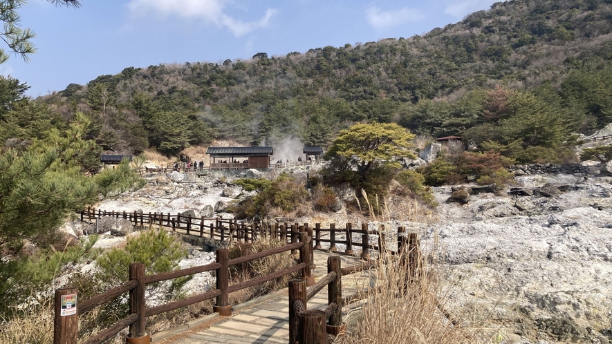 【雲仙地獄】吹き出す蒸気と熱気が辺り一面を覆い尽くす光景はまさに地獄です。当館より車で70分。