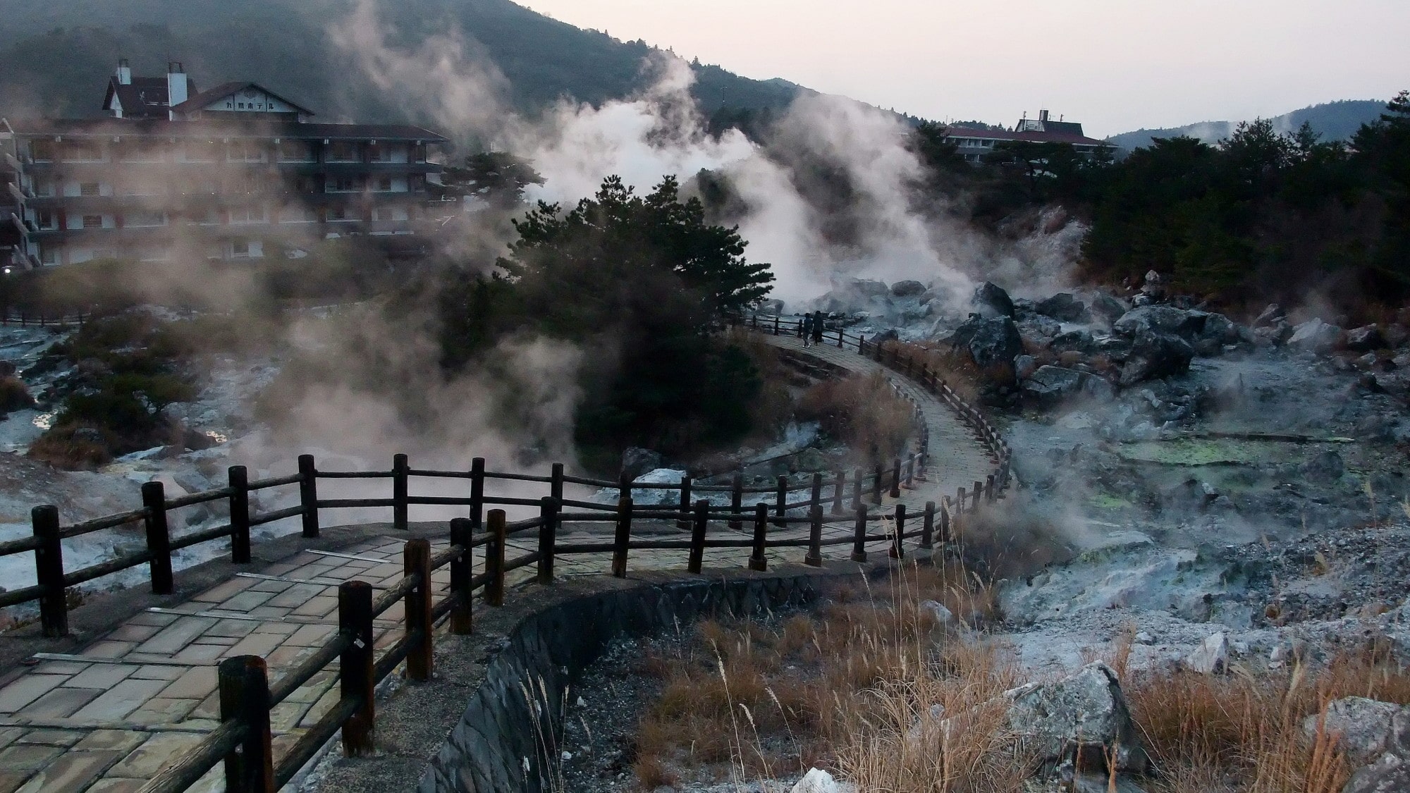 【雲仙地獄】吹き出す蒸気と熱気が辺り一面を覆い尽くす光景はまさに地獄です。当館より車で70分。