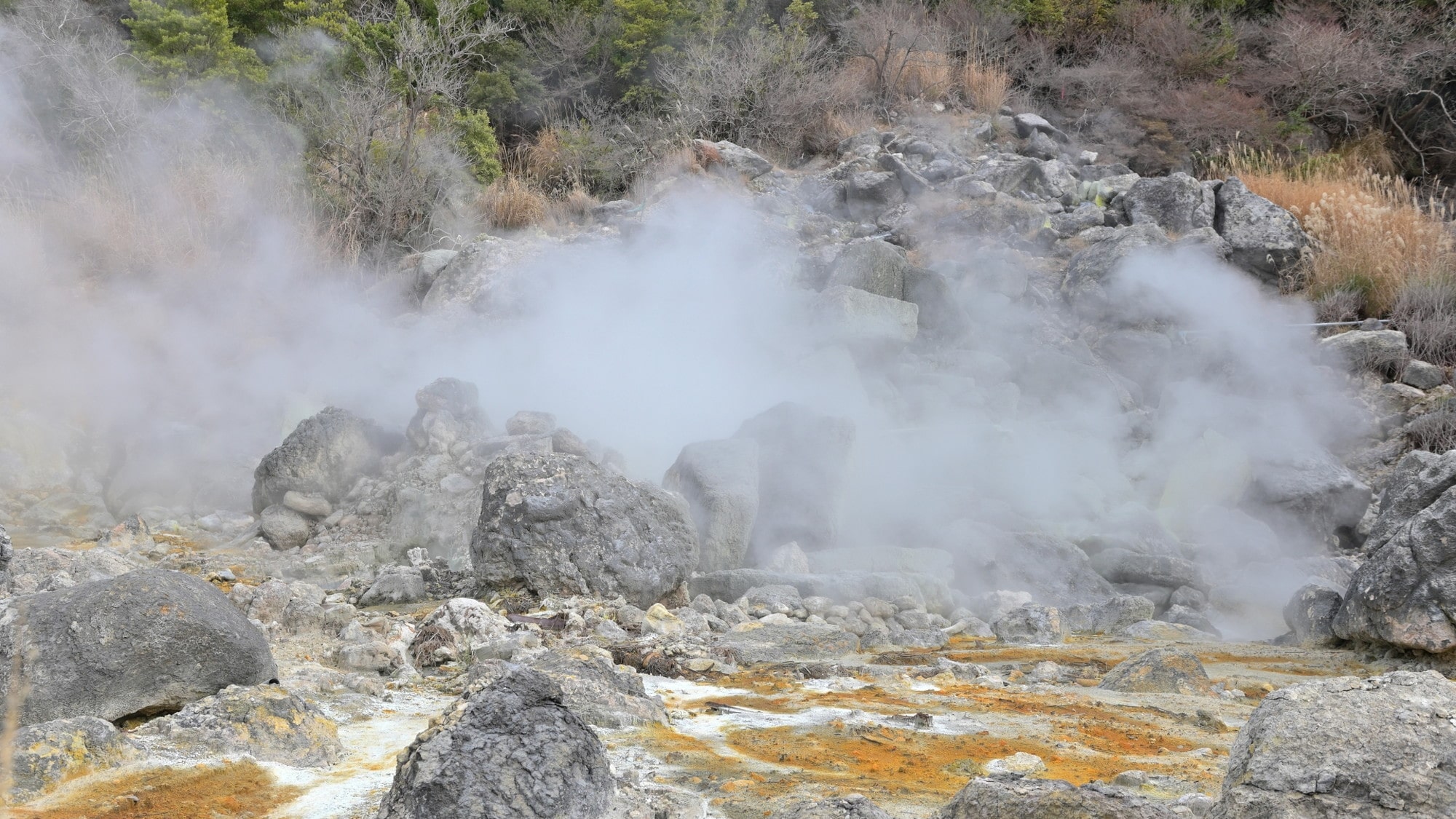 【雲仙地獄】吹き出す蒸気と熱気が辺り一面を覆い尽くす光景はまさに地獄です。当館より車で70分。