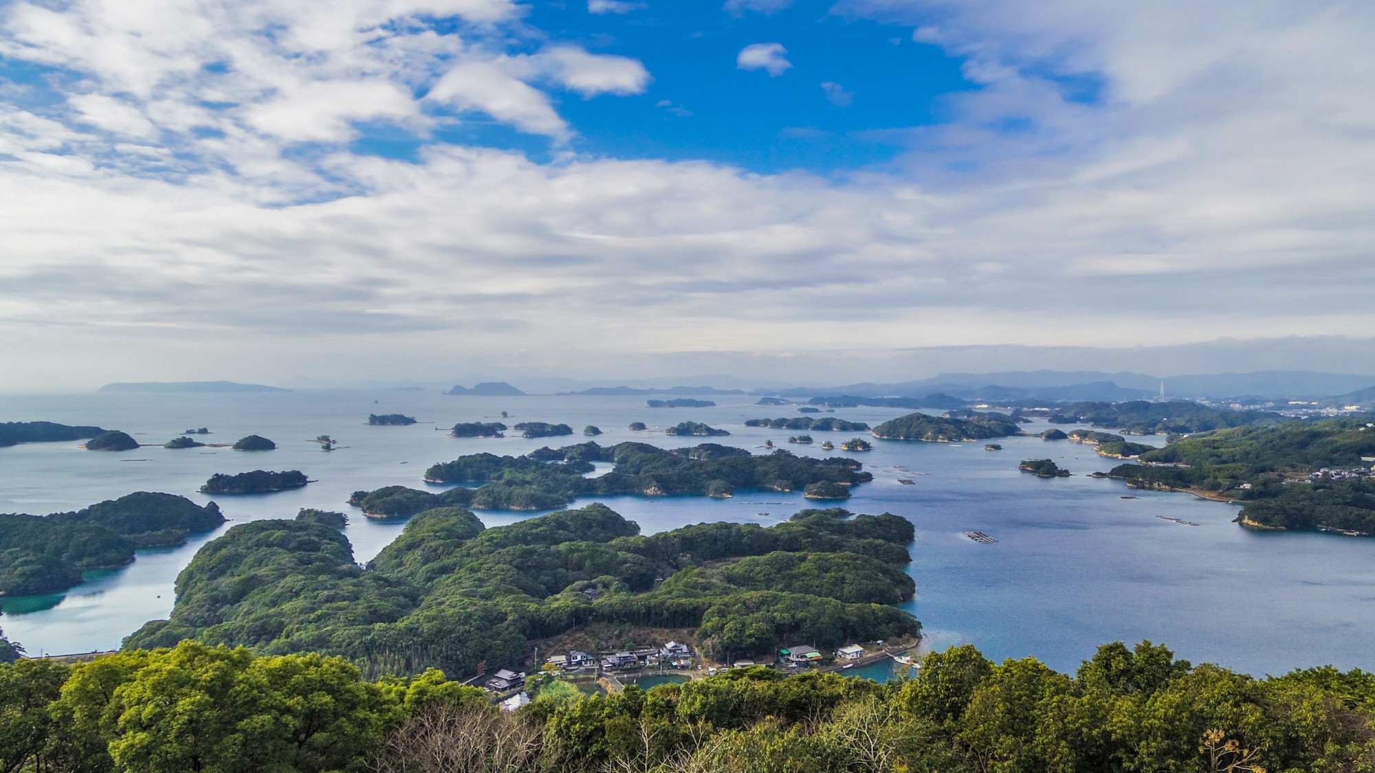 【九十九島】全域が西海国立公園に指定されている、大小208の島。島の人口密度は日本一と言われています