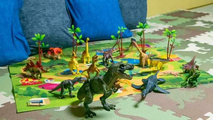 恐竜フィギュアをお散歩させたり、戦わせたり！恐竜好きのお子様なら、思わず笑顔に♪