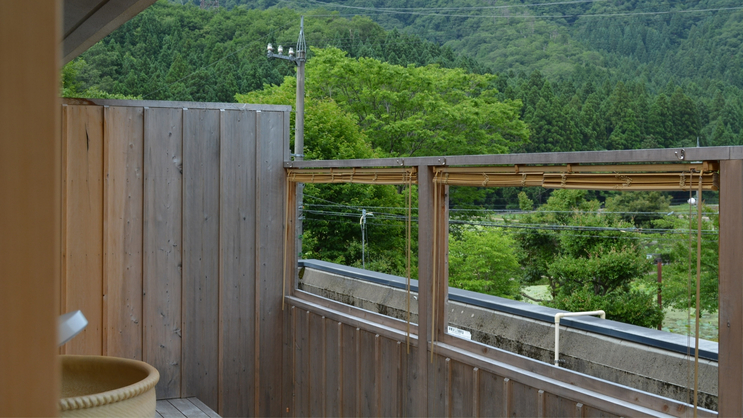 眺めの良い露天風呂付客室。四季折々の景色を楽しむことが出来ます。 