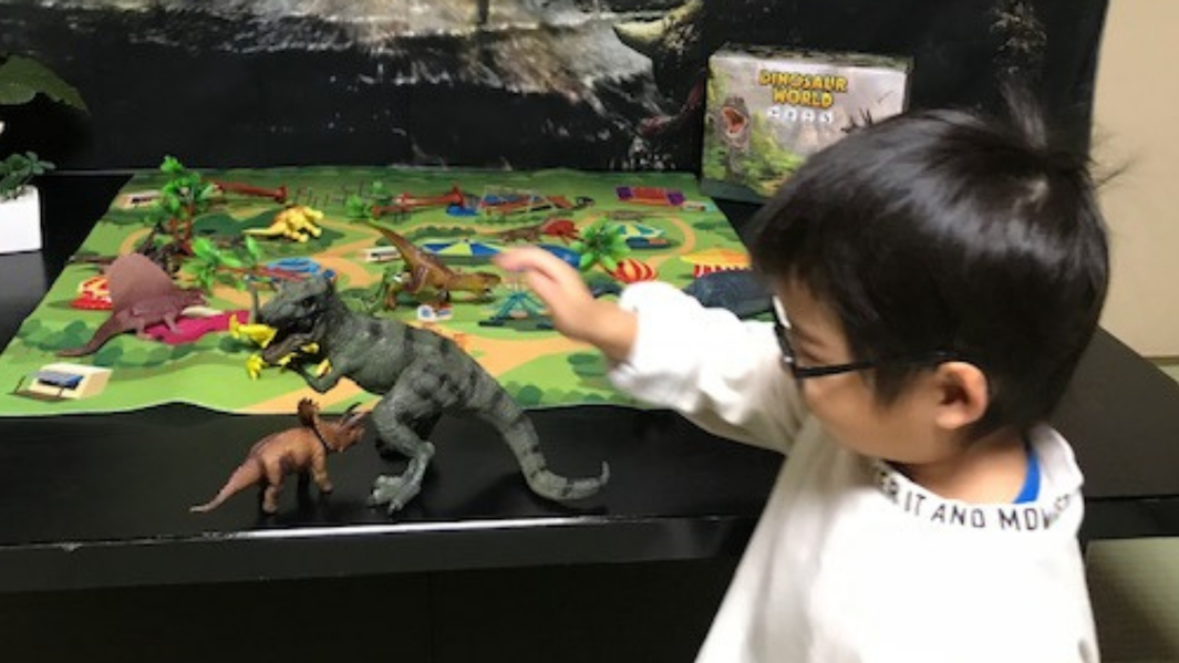 恐竜フィギュアをお散歩させたり、戦わせたり！恐竜好きのお子様なら、思わず笑顔に♪