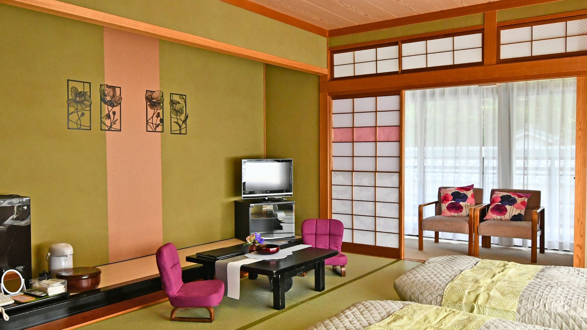 蓮の花が持つ美しさをイメージし、上品な紫をベースにしたお部屋