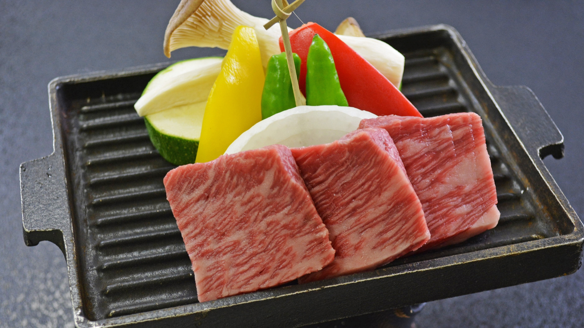 ジューシーな和牛ステーキは熱々のうちにお召し上がりください。
