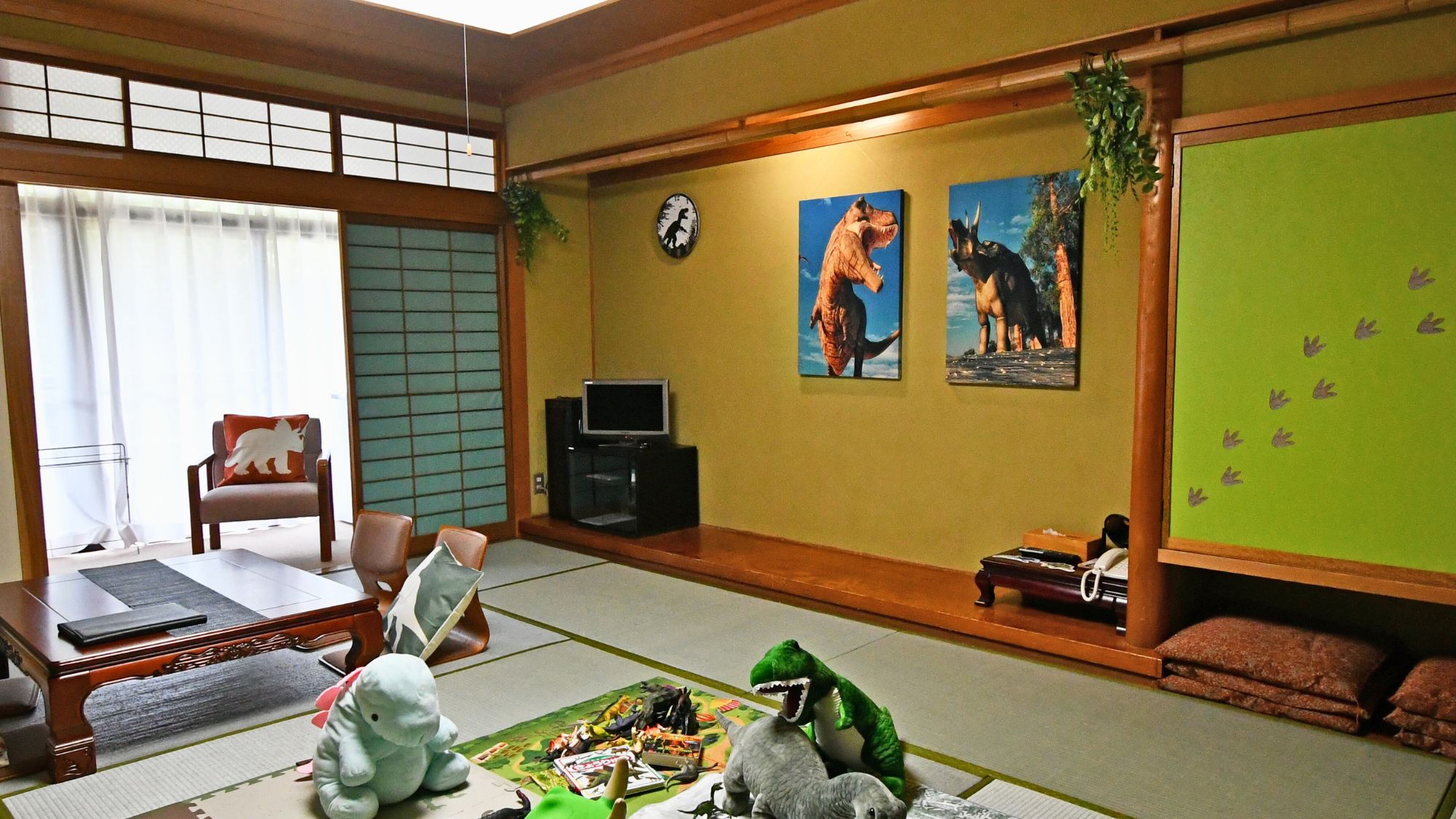 【恐竜ルームリニューアル】お子様喜ぶ♪大きなティラノサウルスやプレイマットで遊ぼう！