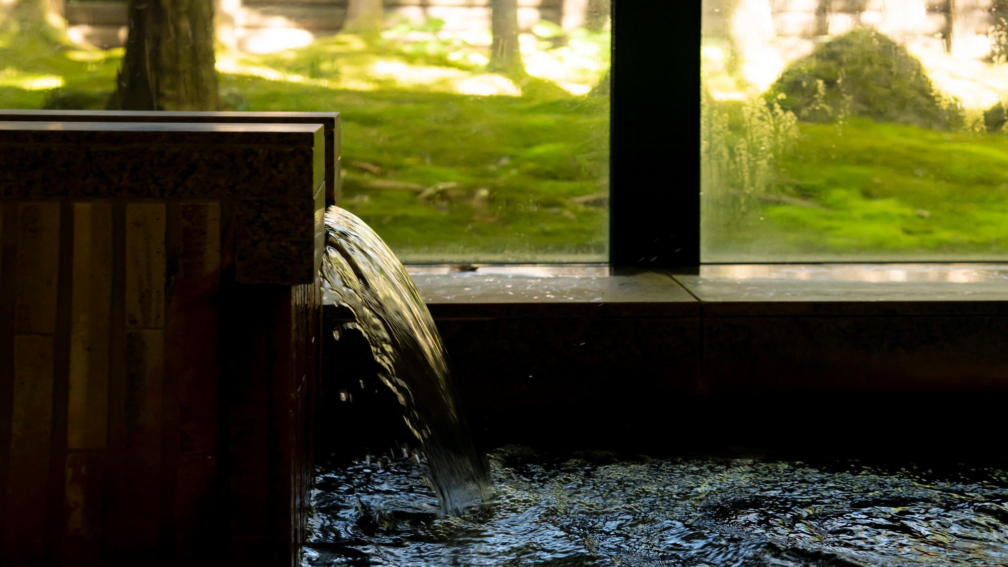 地下約千ｍから汲み上げた天然温泉は、体を芯からポカポカと温めてくれます。
