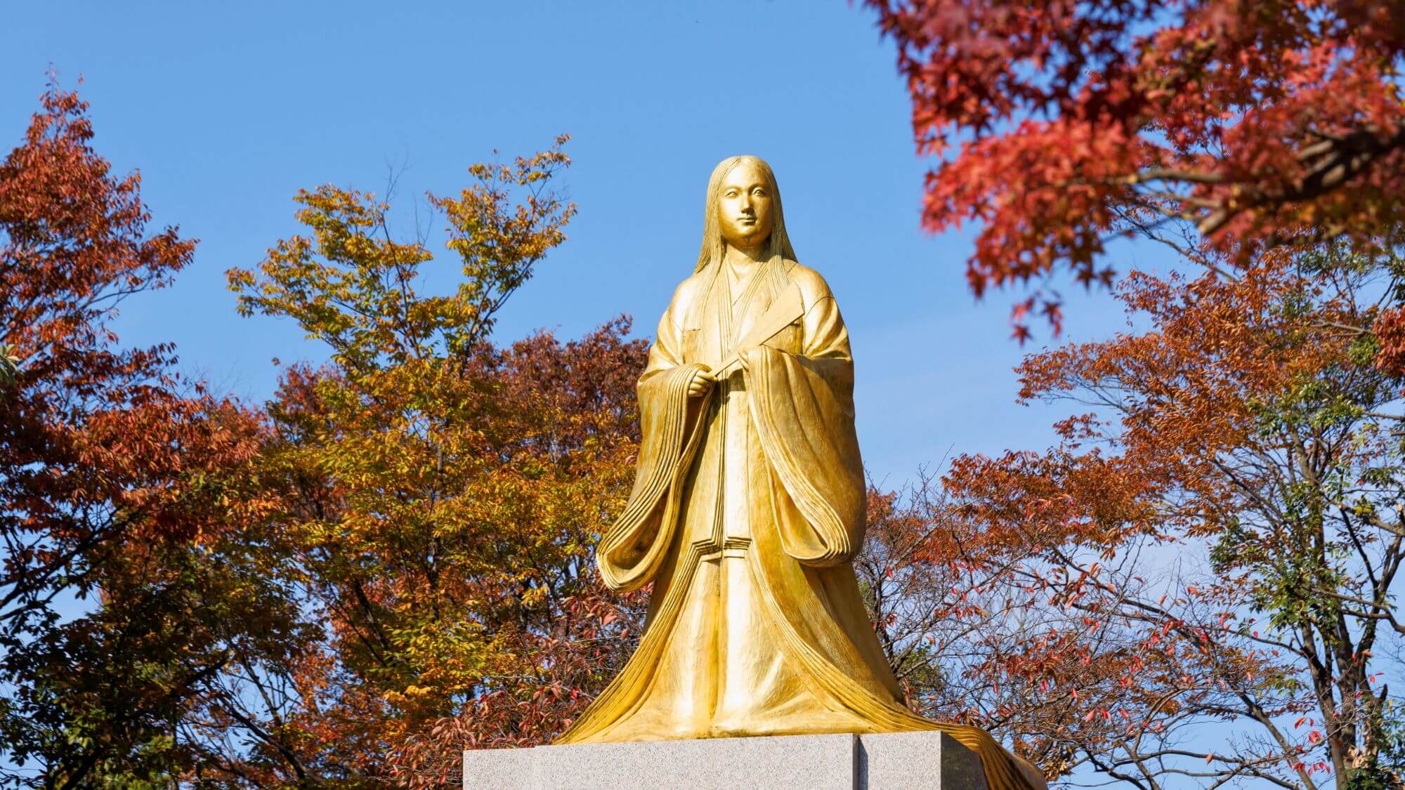 当館よりお車で20分。紅葉の紫式部公園は、平安絵巻のような美しさ。