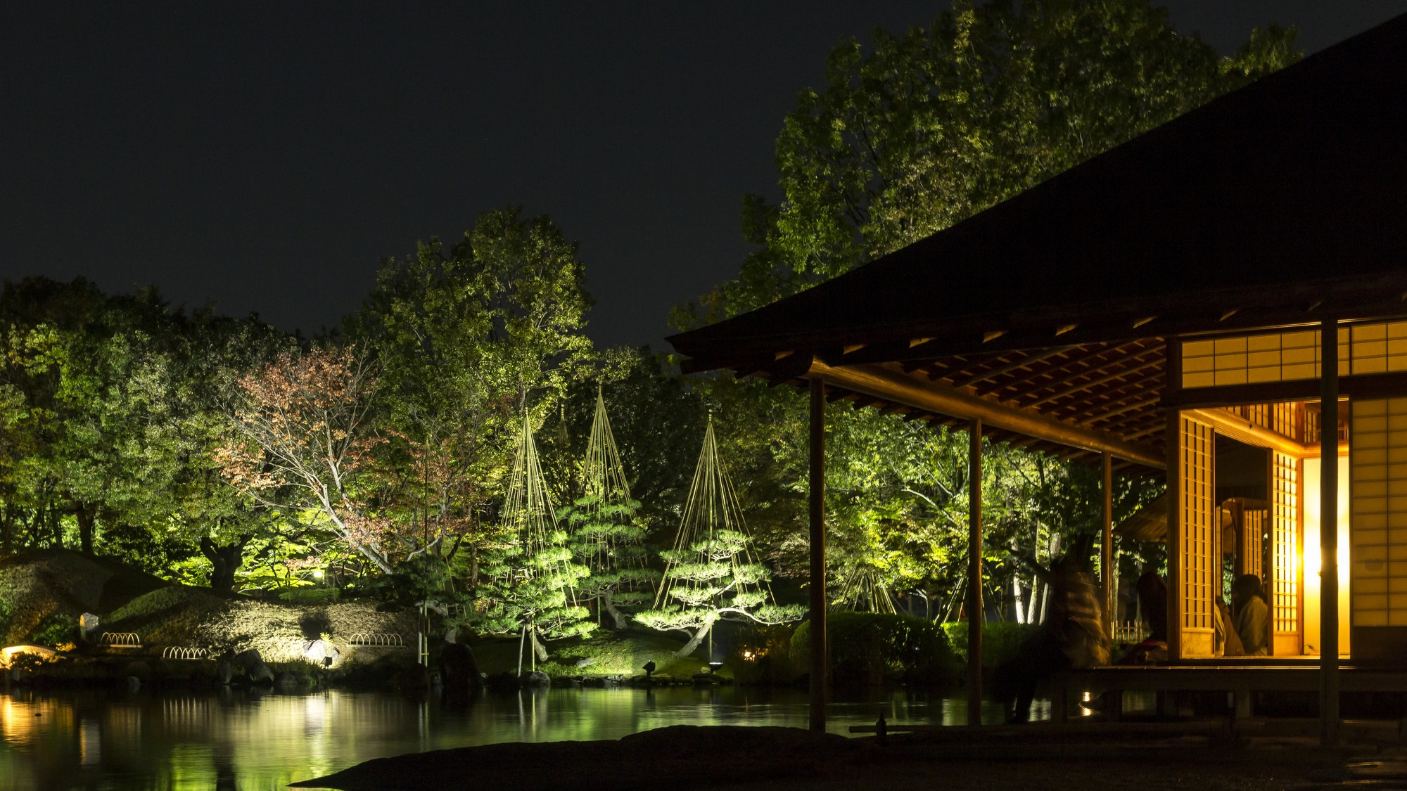 名勝「養浩館庭園（ようこうかんていえん）」は、優れた水の造形と、庭と屋敷との見事な一体感は必見です。