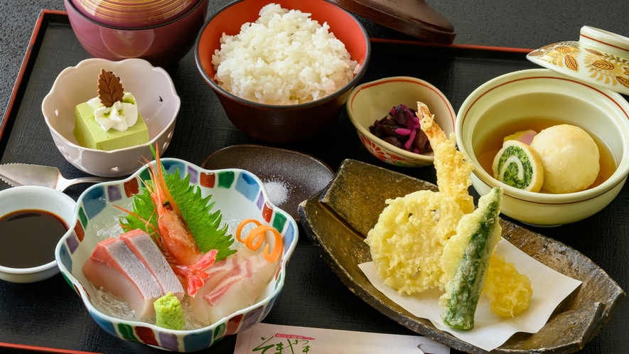 料理長お任せの和定食。地元食材を盛り込んだお食事をご用意いたします。