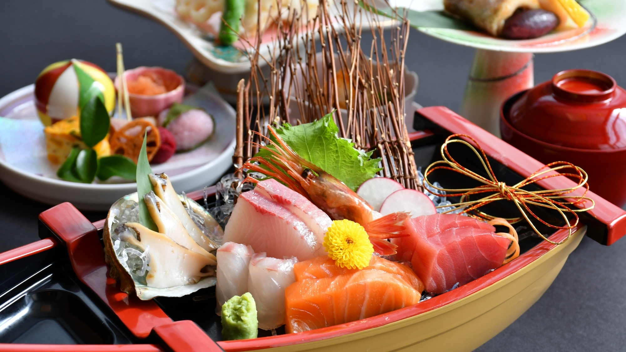 少量特撰「匠会席」は、日本海育ちの新鮮な魚介をお一人ずつ舟盛でご用意致します。