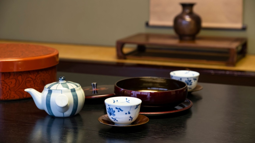 お部屋に入られたら、お茶菓子とお茶でお寛ぎください。