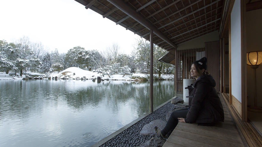 雪化粧をまとった「養浩館庭園（ようこうかんていえん）」の景色は大変美しくおすすめです。