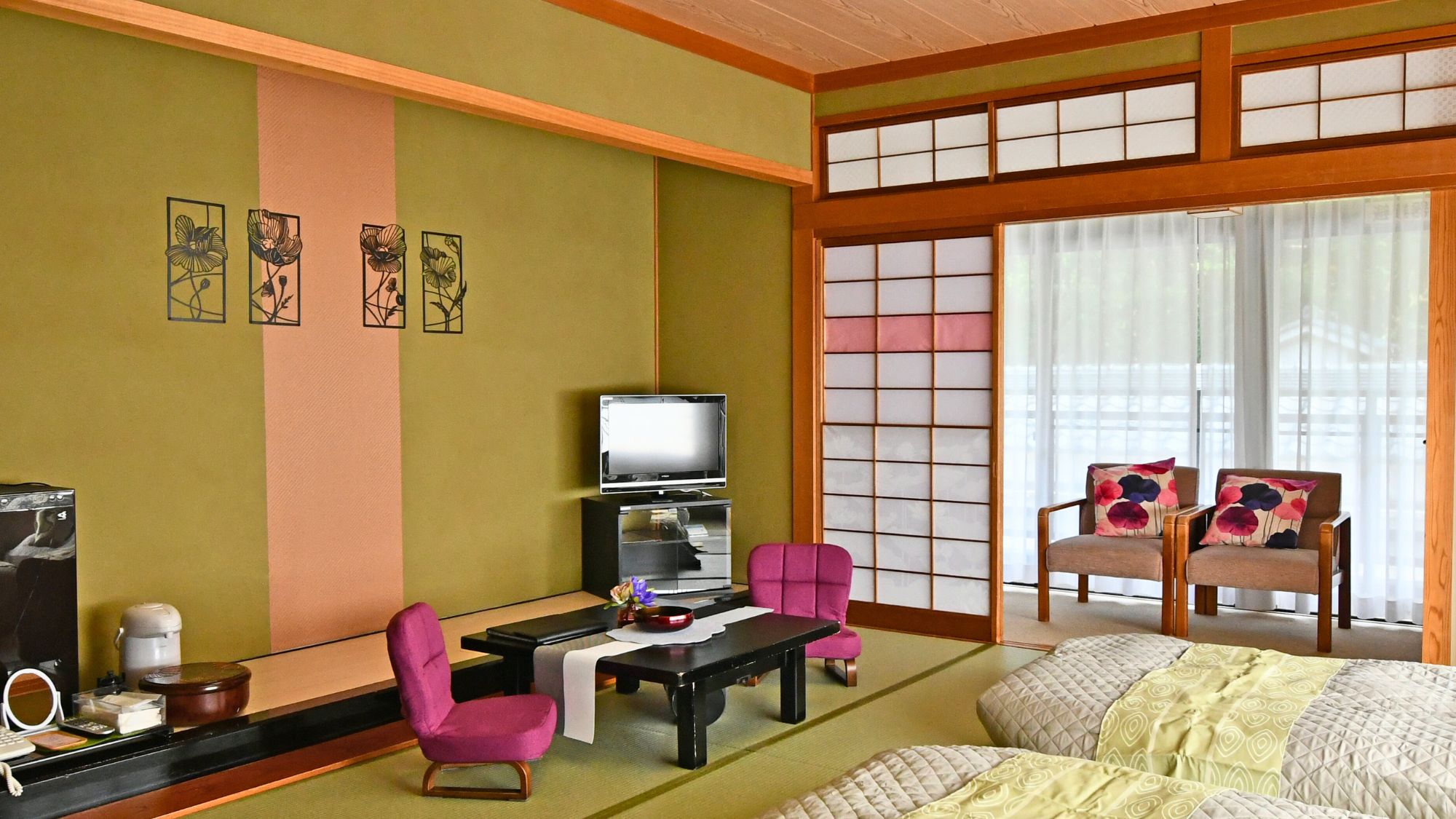 蓮の花が持つ美しさをイメージし、上品な紫をベースにしたお部屋