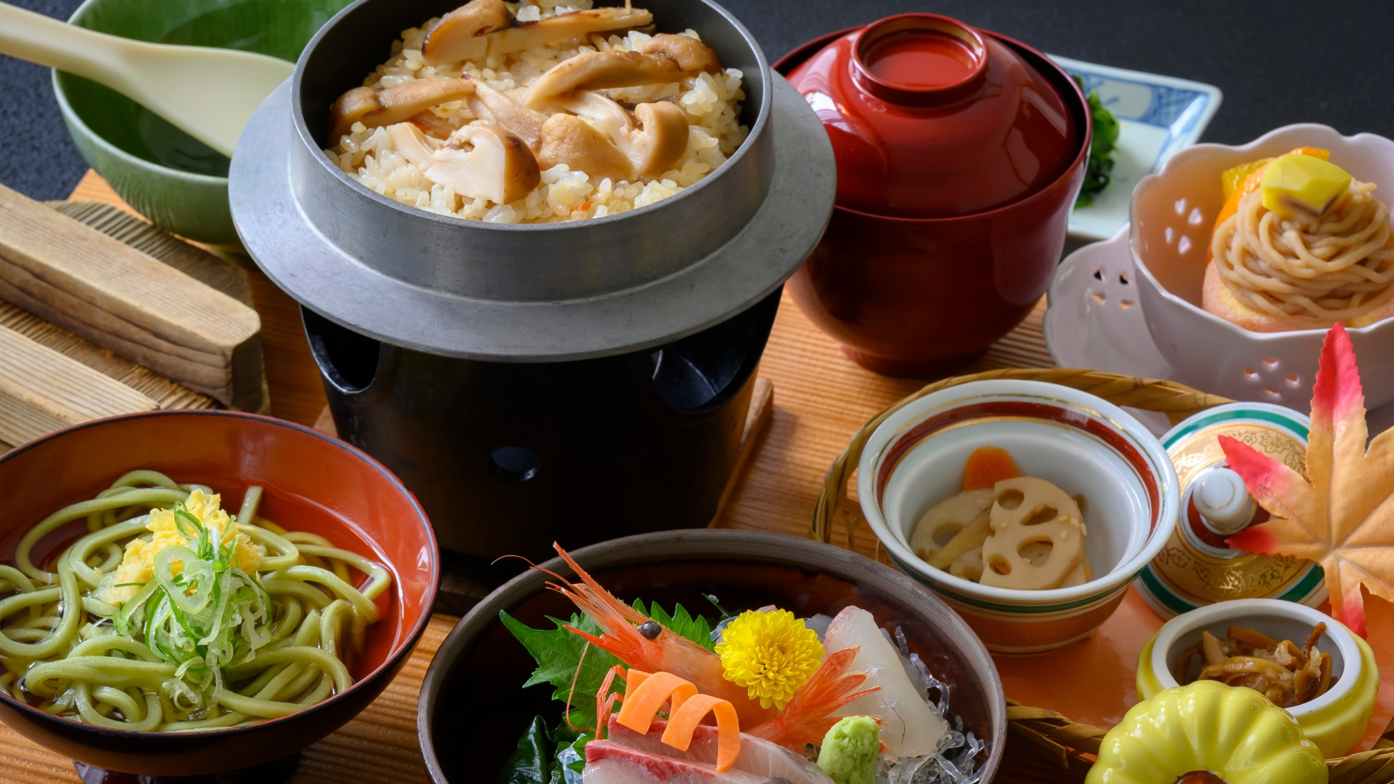 ふわぁっと秋の香りが立ち上る「松茸釜飯」をどうぞ。