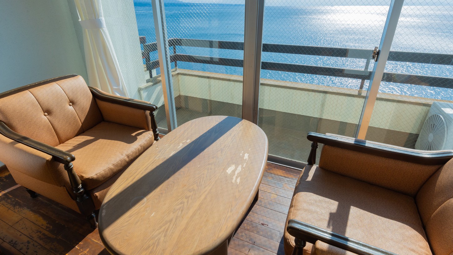 [和室]（客室一例）錦江湾沿いに佇む当館だからこその景観。穏やかに波打つ太平洋に心癒されるひと時を。