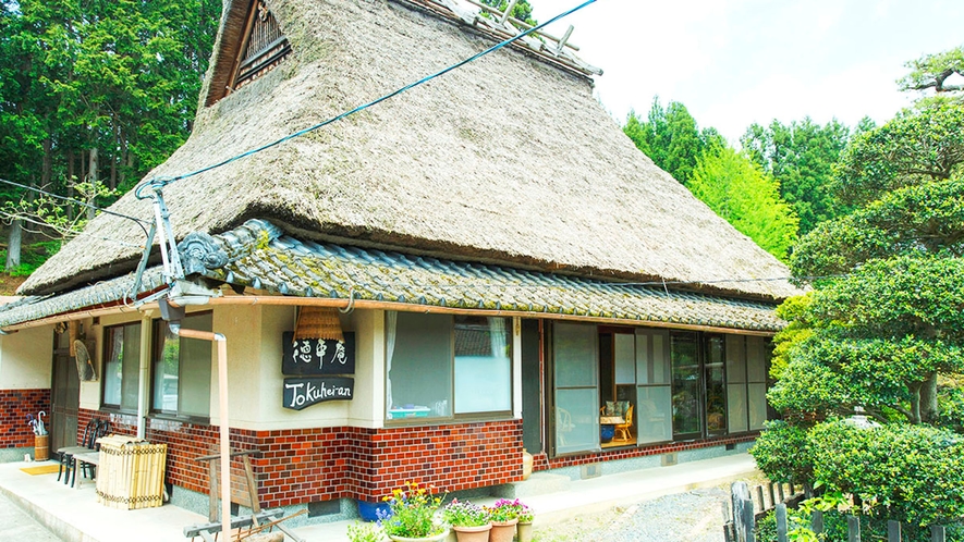 ・【本館外観】茅葺屋根の2階建一軒家