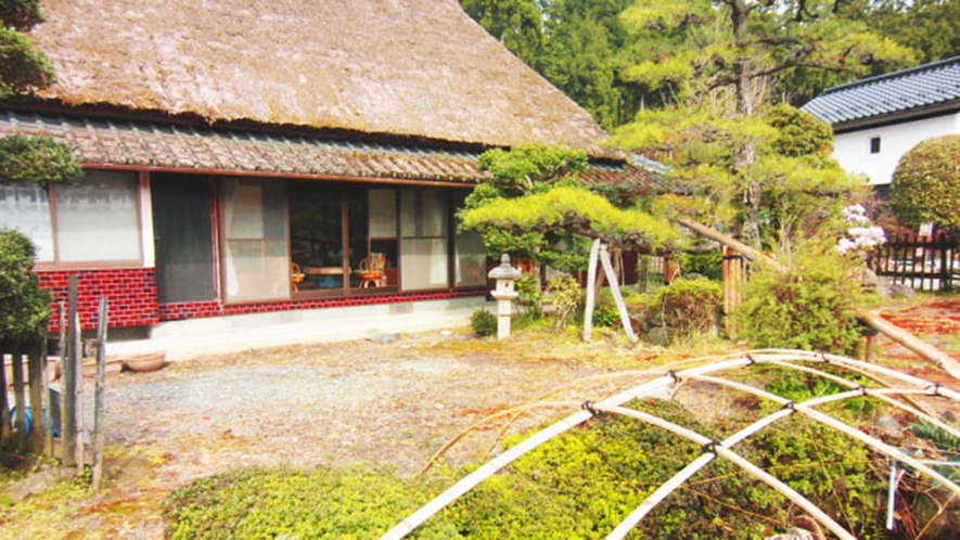 ・【本館外観】茅葺屋根の2階建一軒家