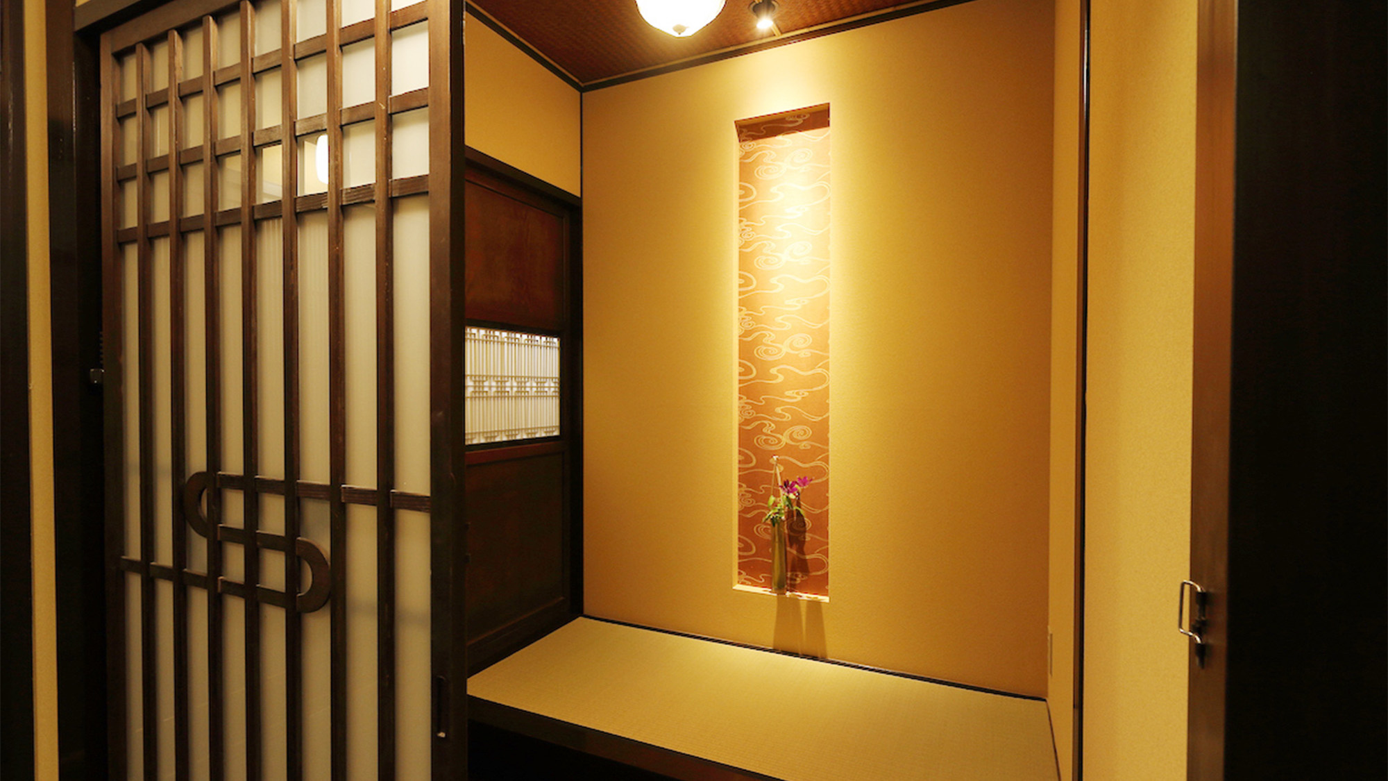 ・玄関　随所に日本の伝統的なデザインを感じていただけます