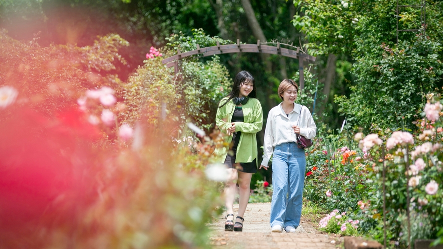 女将のバラ園◇5月には1000本ものバラが咲き誇ります♪