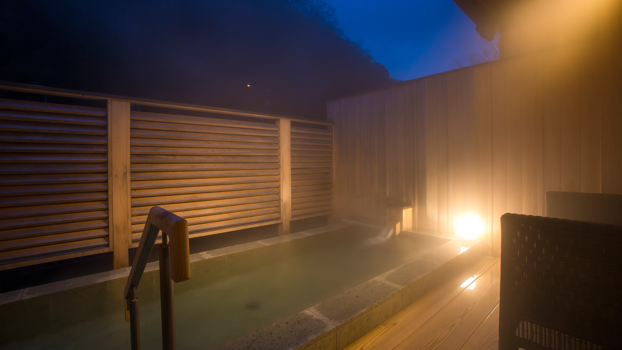 貸切露天風呂「なごみ湯」 横幅約3メートルの露天風呂で自家源泉の美合温泉をお愉しみいただけます