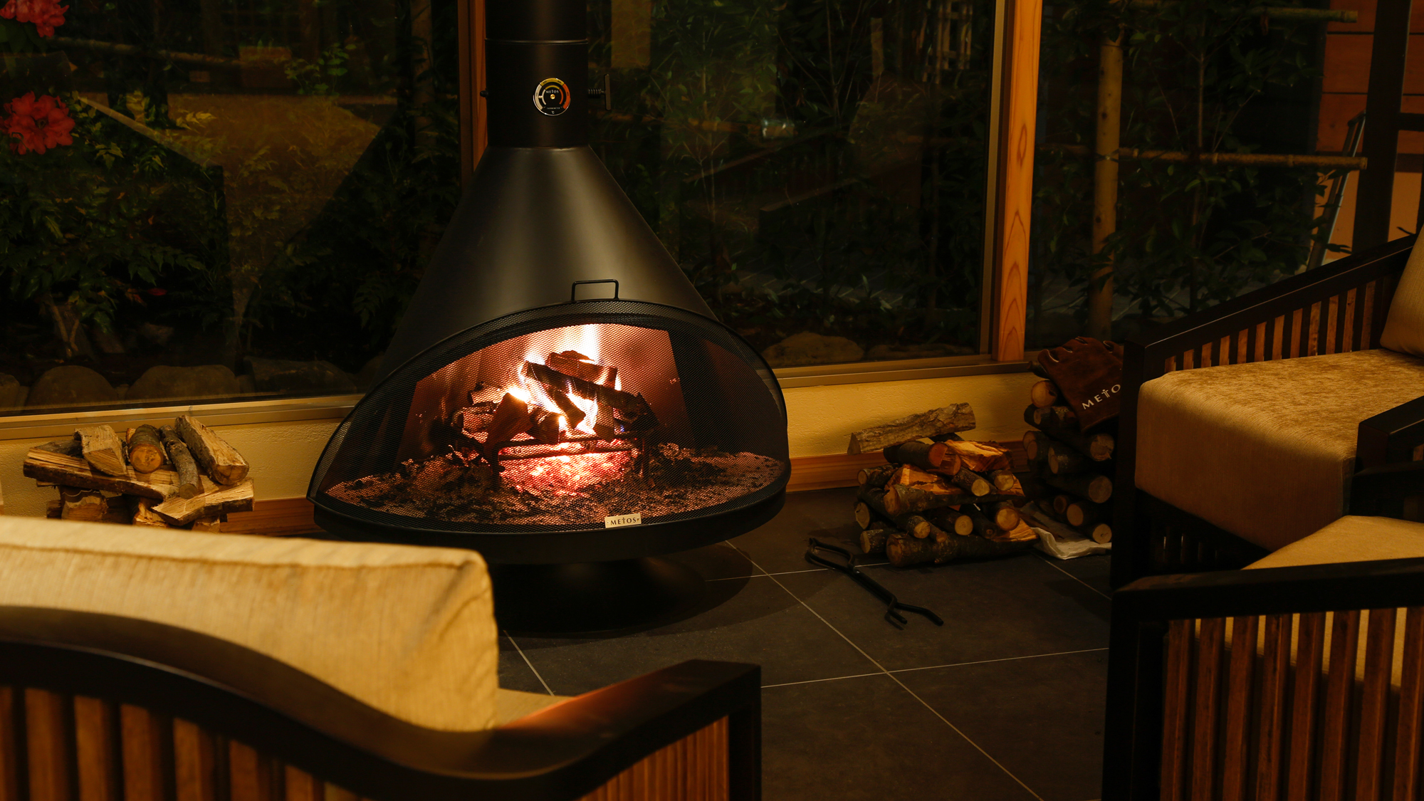 暖炉の温もりに包まれたロビーでは、木の香りとともに、薪のはぜる小さな音が心地よく響きます。
