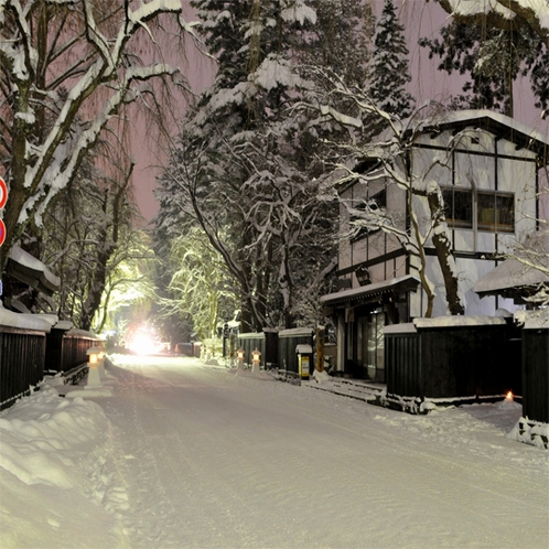 【冬】　雪で白く染まる武家屋敷通り
