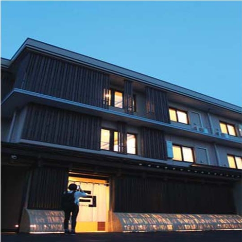 ホテル入口　真壁造り・格子戸・犬矢来など和風建築の特徴を取り入れた、ぬくもりのある日本的イメージ